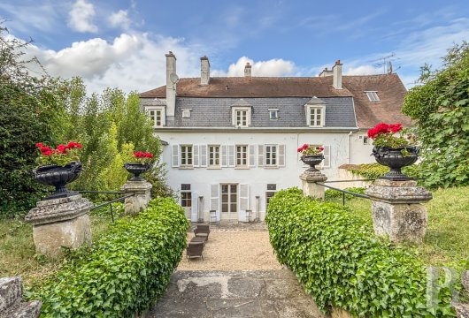ile-de-france - À Écouen, entre forêt et patrimoine, à deux pas des commodités,

 une demeure du 16e s. classée MH et son parc de quelque 2500 m² 