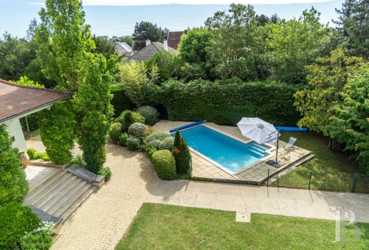 character properties France burgundy   - 16