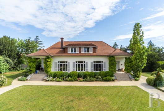 burgundy - An imposing 20th-century house with a swimming pool, in a vast garden, in the Côte-d’Or area, in a characterful village near to the outskirts of Dijon