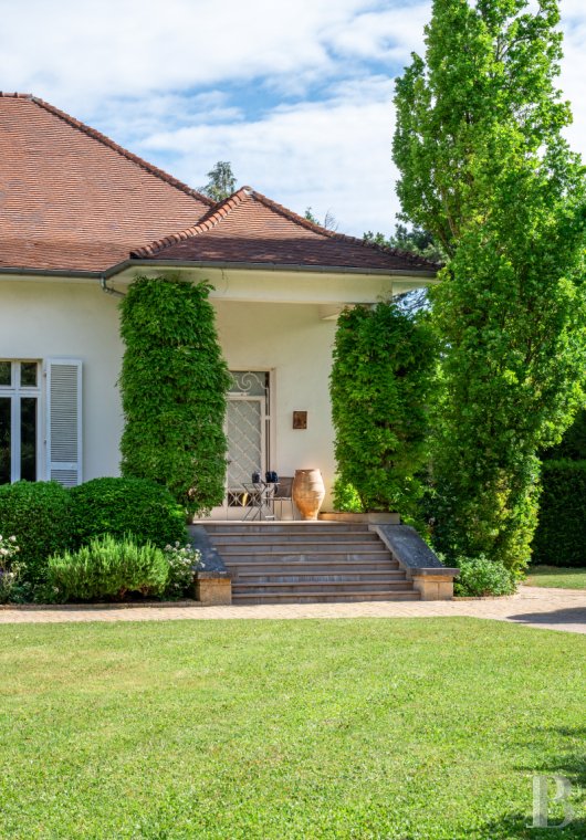 character properties France burgundy   - 4