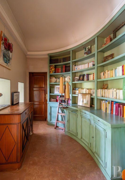 character properties France burgundy   - 11