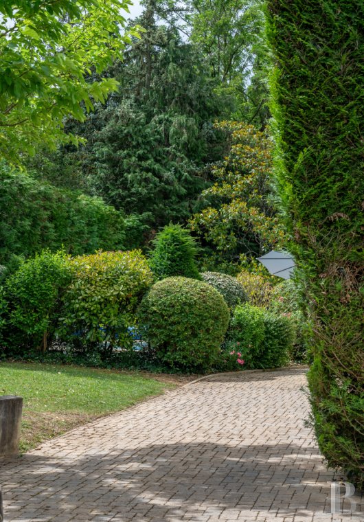 character properties France burgundy   - 15