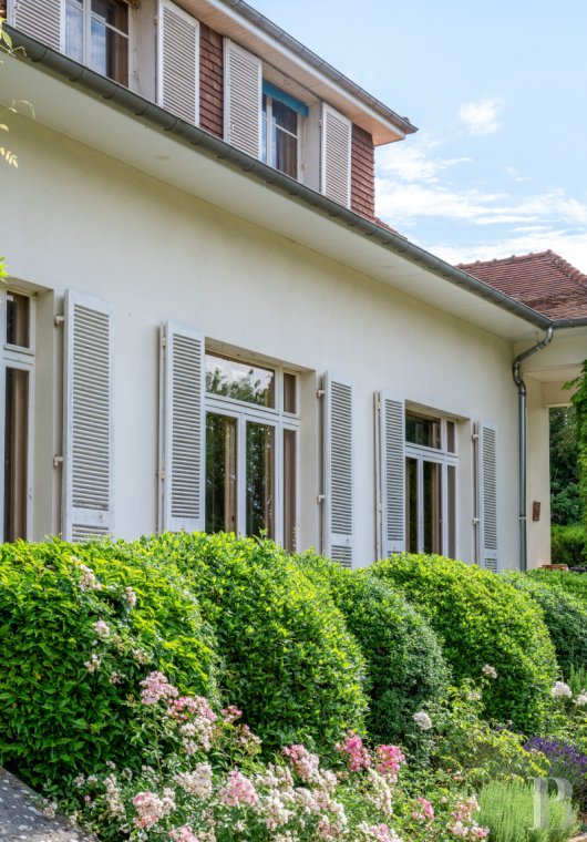 character properties France burgundy   - 3