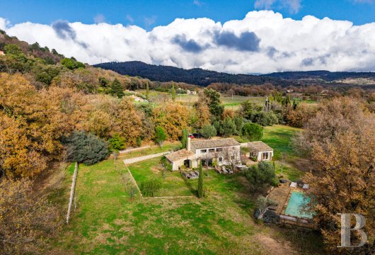 paca - À La Garde-Freinet, dans le quartier Saint-Clément,  un mas provençal intimiste au coeur de 1,2 ha de verdure