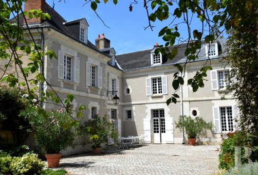 center-val-de-loire - A 17th-century manor, with outbuildings and 2.5-hectare grounds, perched up on a hill on the outskirts of Amboise
