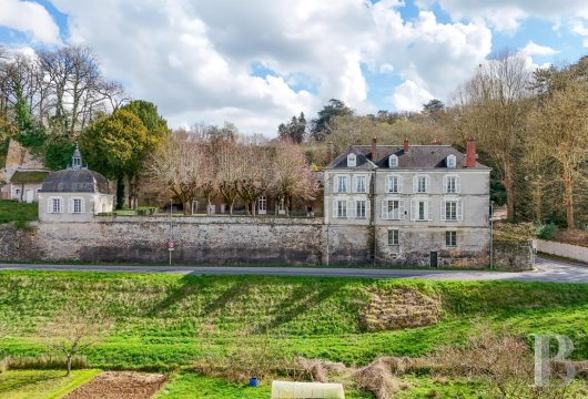 centre-val-de-loire - Aux portes d’Amboise, en position dominante, un manoir du 17e s., ses dépendances et son parc de 2,5 ha