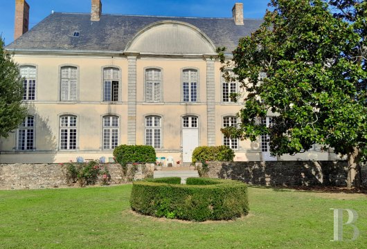 pays-de-loire - Dans le pays Craonnais, un château des  17e et 18e s. IMH sur 25 ha
