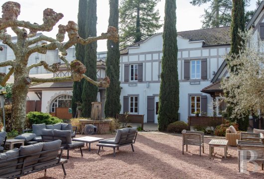 burgundy - A half-timbered house, with a garden and a pond, between Lyon, Dijon and Geneva, at the confluence of the Saône and Doubs rivers