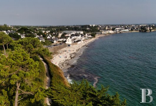 A 1920s sea-facing villa with 220m² of floor area and a swimming pool, nestled in the coastal town of Concarneau in Brittany