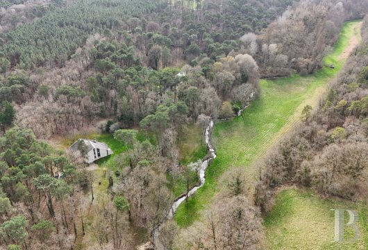 center-val-de-loire - A specially designed house from the 1970s with 3.2 hectares of grounds  with a stream, tucked away in France’s Centre Val de Loire region
