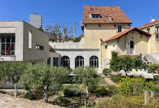 provence-cote-dazur - À Marseille, au calme absolu, entre Vauban et Périer, une propriété du 19e s.   remaniée au 20e s. avec jardin, piscine et vue dégagée
