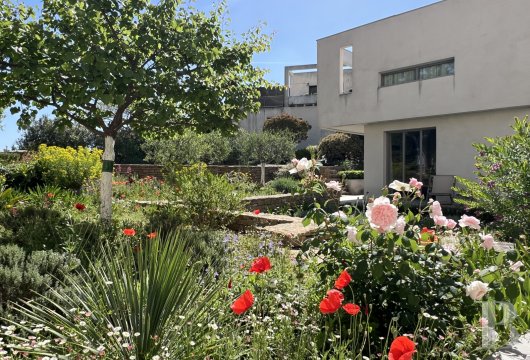 character properties France provence cote dazur   - 15