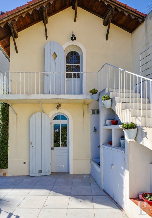 character properties France provence cote dazur   - 13