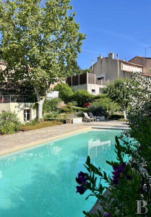 character properties France provence cote dazur   - 17