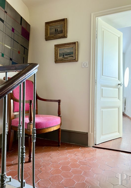 character properties France provence cote dazur   - 11