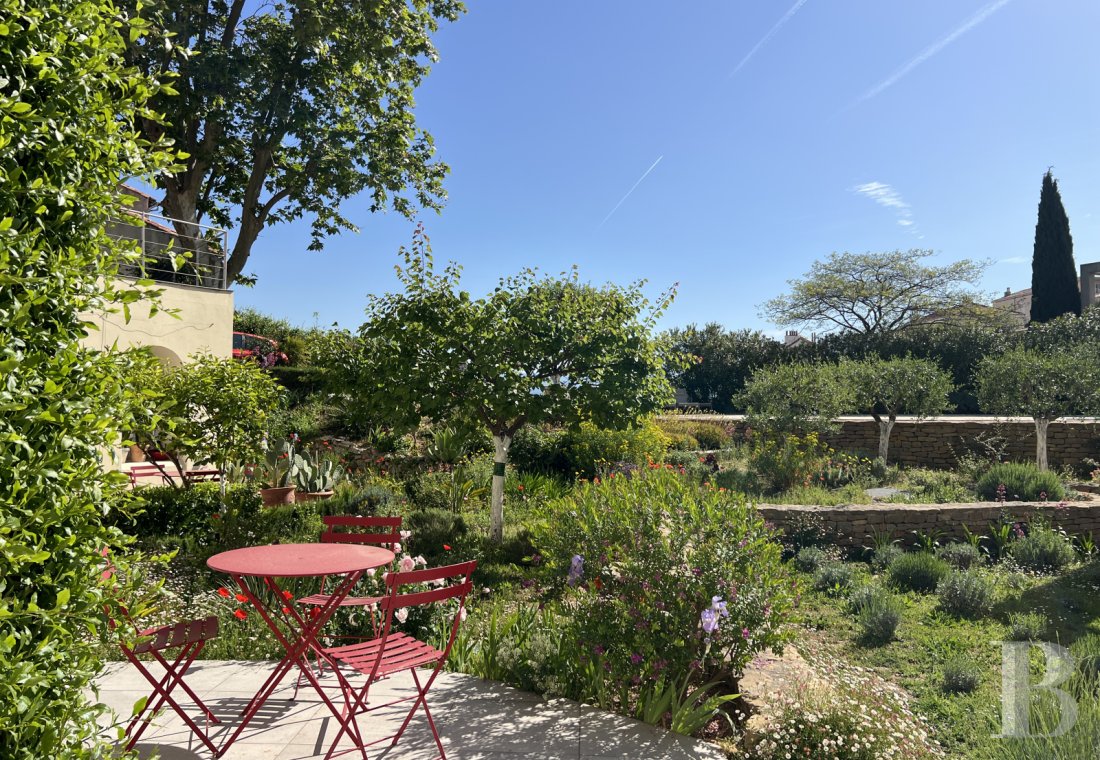 character properties France provence cote dazur   - 19