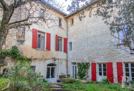 languedoc-roussillon - À 20 min d'Avignon TGV, un discret ermitage villageois du 13e s.  et son pailler rénovés, avec six chambres, cour, jardin et piscine