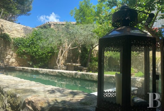 languedoc-roussillon - A discreet, renovated 13th-century dwelling with six bedrooms, a court, a garden, a pool and a converted storehouse, nestled in a small town 20 minutes from the city of Avignon