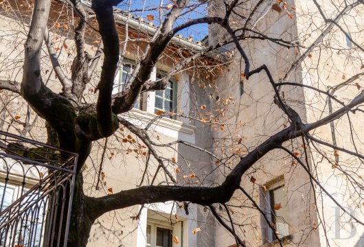 languedoc-roussillon - À 20 min d'Avignon TGV, un discret ermitage villageois du 13e s.  et son pailler rénovés, avec six chambres, cour, jardin et piscine