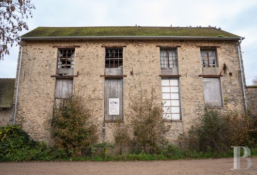 ile-de-france - À 55 km au sud de Paris et à 10 km au nord de Fontainebleau, une distillerie du 19e s. et son quai de chargement sur cour pavée