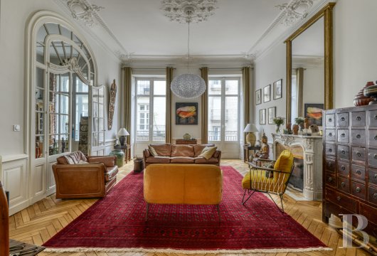pays-de-loire - An elegant Louis-Philippe-style 168m² apartment with a continuous balcony
  just off the famous square Place Graslin in the heart of Nantes, France