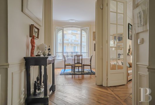 paris - Vente à terme, dans le 7e arrondissement quartier École-Militaire, dans un immeuble de 1911, un appartement de 98 m² de cinq pièces, avec ses éléments d'époque, occupé jusqu'en 2043
