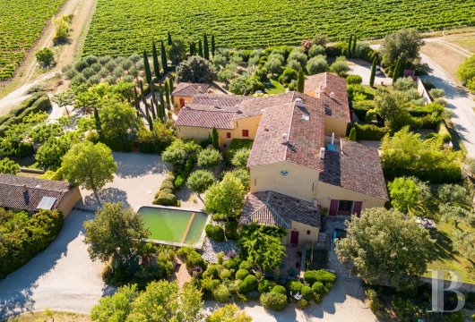 À 30 min d'Aix-en-Provence, dans une grande bastide de caractère,  un duplex et son jardin paysager privatif sur un domaine de 3 ha