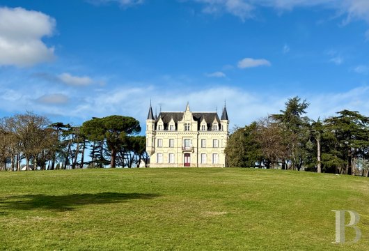 pays-de-loire - Entre Angers et Nantes, sur plus de 7 ha de parc, un château et ses deux grandes dépendances aménagées en bureaux 