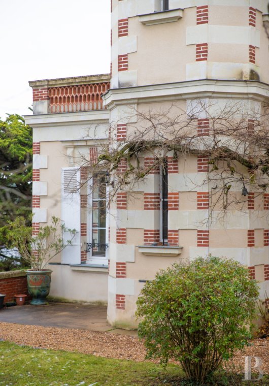 Residences for sale - pays-de-loire - A 19th century villa with an annex, a converted outbuilding and garden,  in a cul-de-sac overlooking the parkland of Etang Saint-Nicolas in Angers 