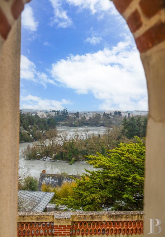 Residences for sale - pays-de-loire - A 19th century villa with an annex, a converted outbuilding and garden,  in a cul-de-sac overlooking the parkland of Etang Saint-Nicolas in Angers 