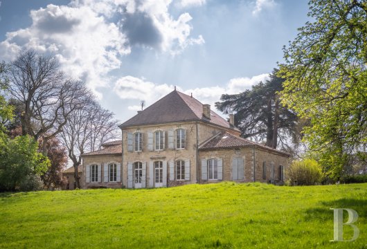aquitaine - Dans le Lot-et-Garonne, aux portes d'Agen, 
 un pavillon de chasse rénové du 18e s., ses dépendances et sa piscine, sur 1,8 ha de terrain