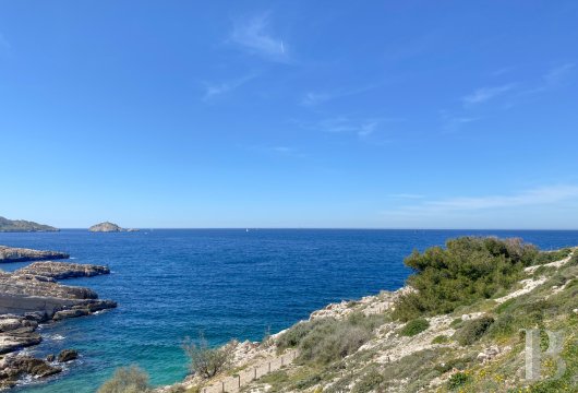 provence-cote-dazur - Dans le 8e arrondissement de Marseille, à l'entrée du parc national des Calanques,  une maison à rénover avec terrasses et vue mer