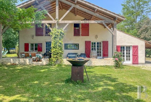 aquitaine - Dans le sud du Lot-et-Garonne, une maison familiale restaurée,   avec dépendances et piscine, implantées sur 2,9 ha de prairies et de bois