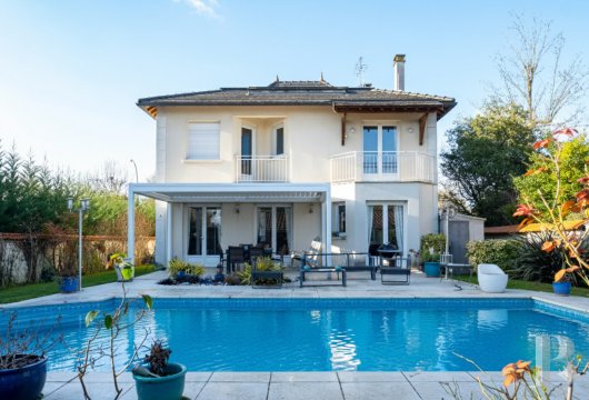 paris - A 19th-century dwelling with five bedrooms, two outbuildings,  a swimming pool and an enclosed garden, in Saint-Maur-des-Fossés’ Parc neighbourhood