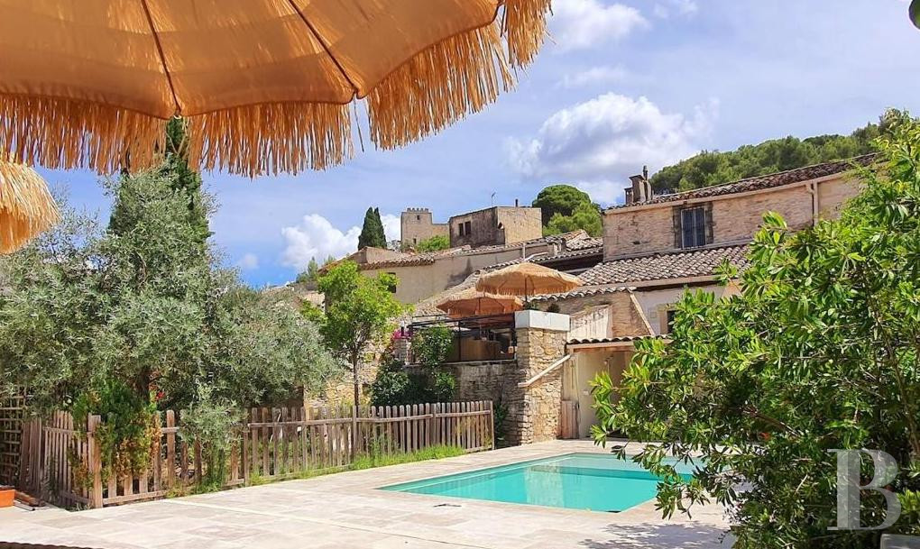 Dans le Gard, entre Nîmes et Montpellier,  une maison de village surplombant la vallée de la Vaunage - photo  n°1