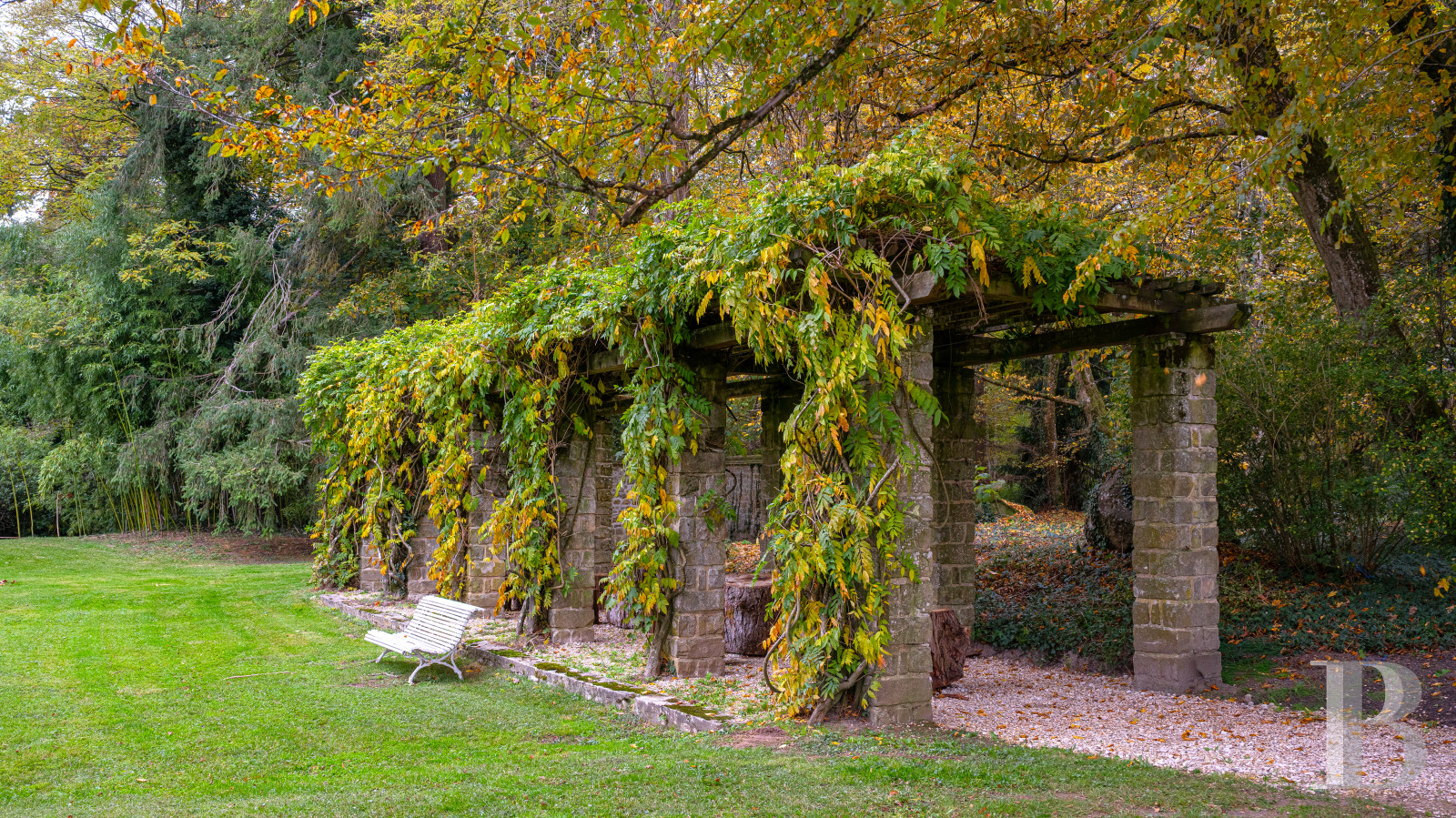 En Seine-et-Marne, à Bourron-Marlotte, une villa de style anglo-normand du début du 19e siècle - photo  n°2