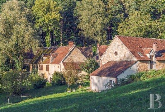 lower-normandy - Dans le Parc naturel du Perche, à 150 km de Paris, un domaine de 8 ha du 17e s. 
 entièrement restauré, avec cinq bâtiments distincts