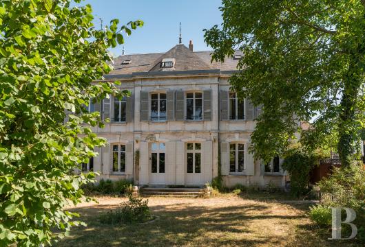 burgundy - À 1 h 30 de Paris, dans le pays poyaudin, une demeure Directoire, sa maison d'amis et ses dépendances entourées d'un parc de 3 500 m²