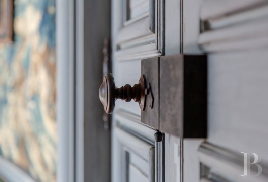 À 38 km à l'ouest de Paris, un fastueux château du 18e s., remanié au 20e s.,  et son remarquable parc à l'anglaise de 30 ha