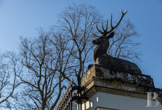 À 38 km à l'ouest de Paris, un fastueux château du 18e s., remanié au 20e s.,  son remarquable parc à l'anglaise de 30 ha et ses fabriques