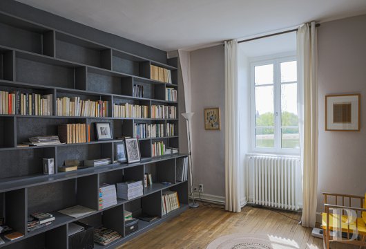 character properties France burgundy   - 13