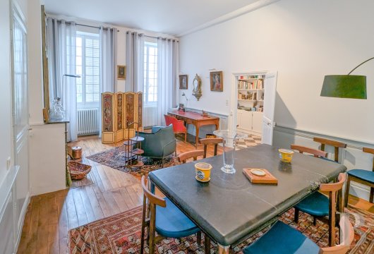 character properties France burgundy   - 7