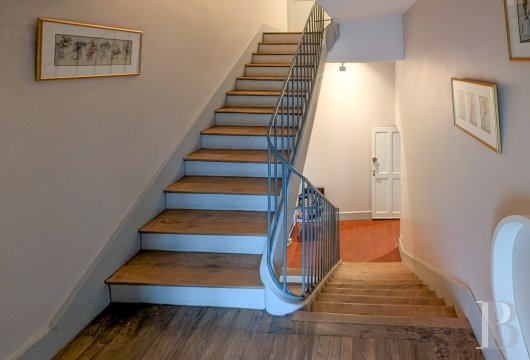 character properties France burgundy   - 8