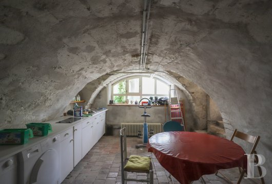 character properties France burgundy   - 15