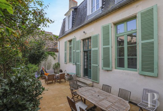 character properties France burgundy   - 3