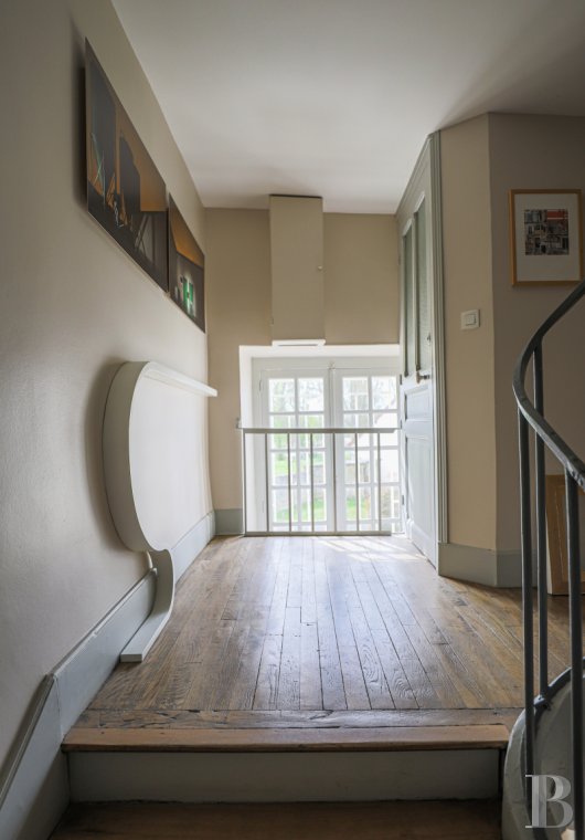 character properties France burgundy   - 12