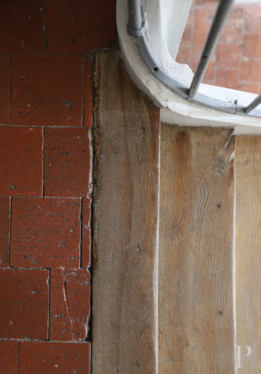 character properties France burgundy   - 10