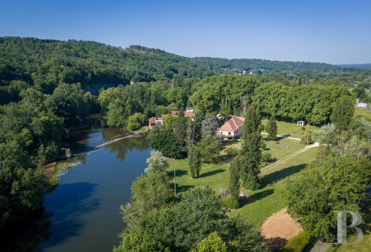 aquitaine - En Périgord blanc, sur les berges de l’Isle, un domaine de 3 ha  avec maison bourgeoise, moulin hydroélectrique, appartements et annexes