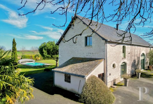 centre-val-de-loire - Entre Richelieu et L'Île-Bouchard, une grange en tuffeau rénovée, son jardin et sa piscine