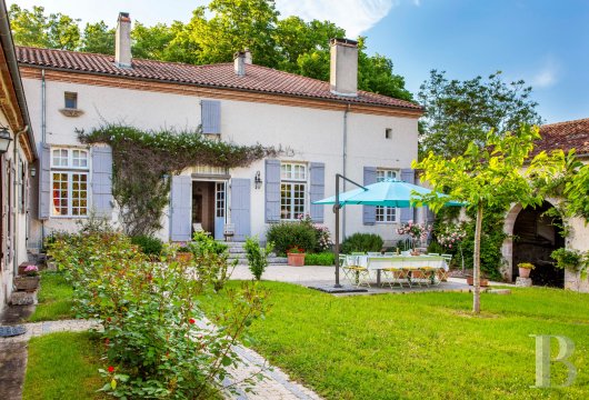 aquitaine - Près d'Agen, un domaine du 17e s. alliant patrimoine et modernité,  avec écuries, maison d'amis et autres dépendances